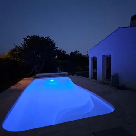 Au Calme, Jardin, Piscine, Jacuzzi * Saussan