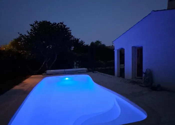 Au Calme, Jardin, Piscine, Jacuzzi * Saussan